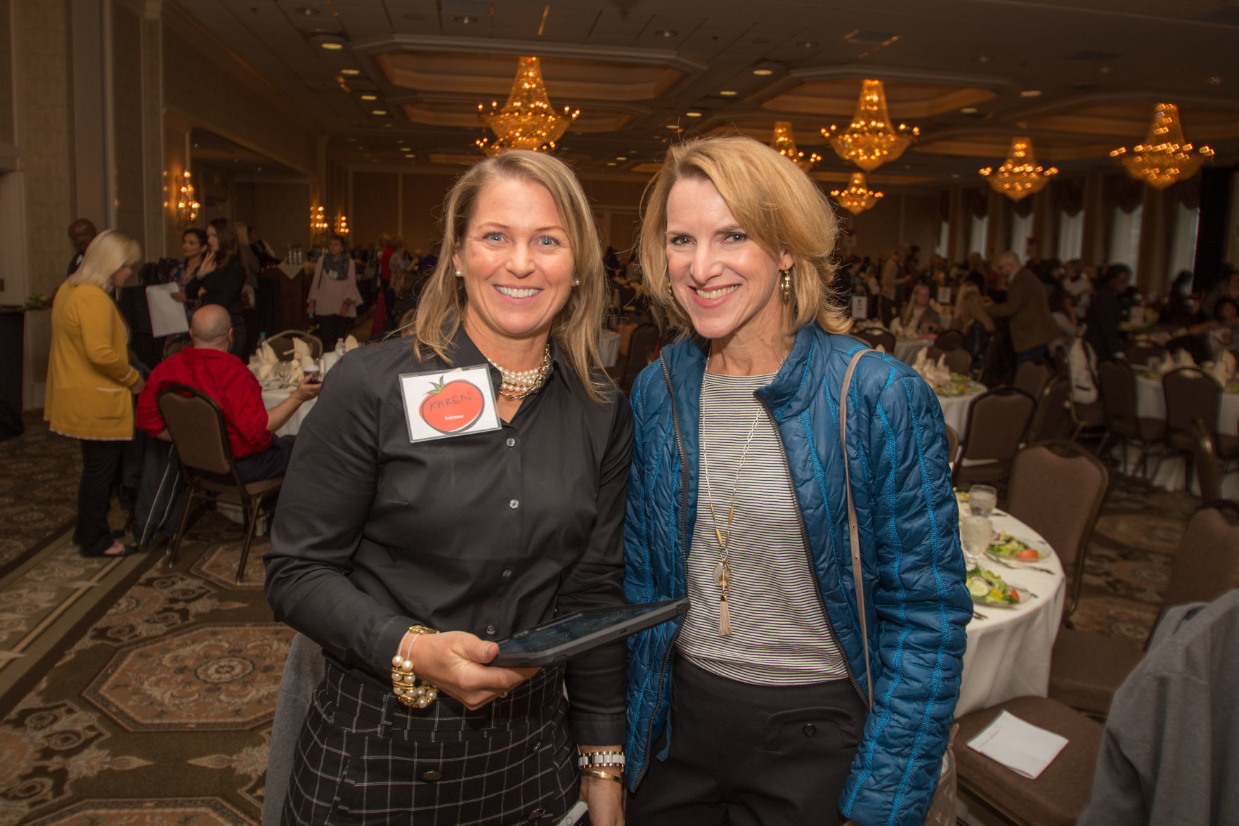102018handbagstoendhunger30.jpg